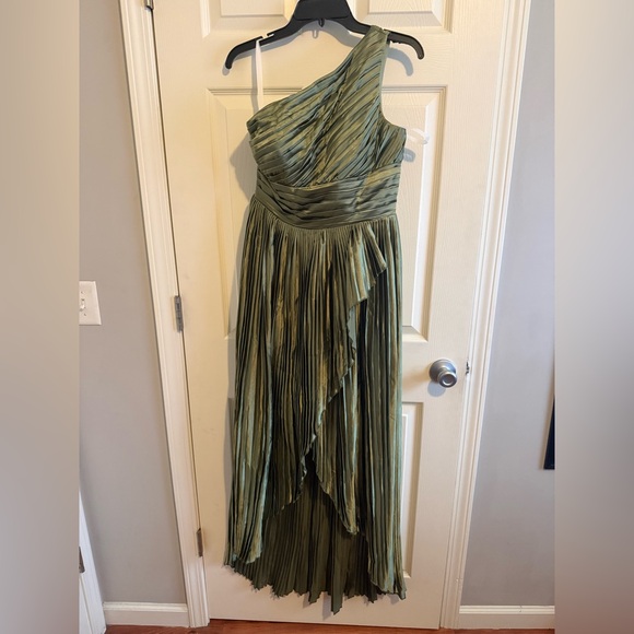 Dresses & Skirts - Green Formal Dress